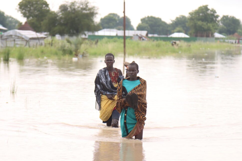 zwei Frauen auf der überfluteten Straße ihrer Siedlung | Somalia
